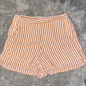Tan striped shorts🔥